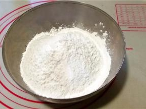 放入容器内，加入糯米粉。