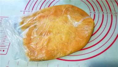 放入保鲜袋中将红薯压成泥。