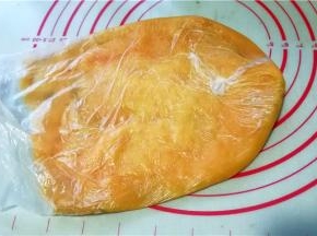 放入保鲜袋中将红薯压成泥。