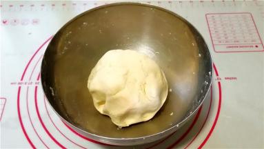 再逐渐加入清水，揉成面团，稍饧一会儿。