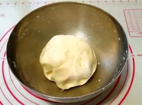 再逐渐加入清水，揉成面团，稍饧一会儿。