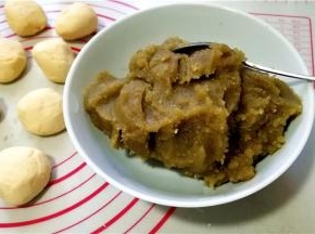 准备好绿豆沙馅 。