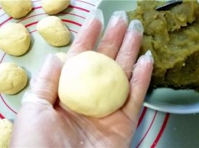 慢慢收口，最后将口捏紧团圆。