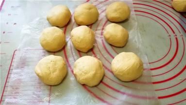 全部做好，再放入芝麻中按压使得表面粘上芝麻（没有拍照）。