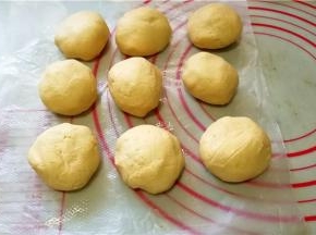 全部做好，再放入芝麻中按压使得表面粘上芝麻（没有拍照）。