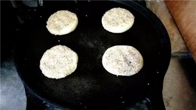 我用电饼铛将饼煎至两面金黄色。