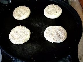 我用电饼铛将饼煎至两面金黄色。