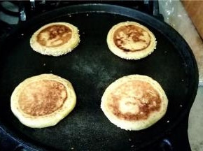 我用电饼铛将饼煎至两面金黄色。