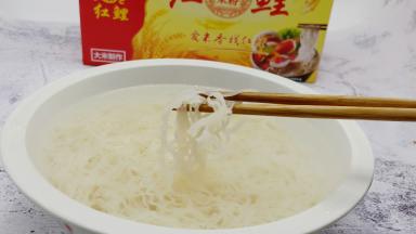 红鲤广州米线放入一个大碗，加温水浸泡5分钟。