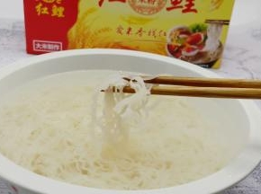 红鲤广州米线放入一个大碗，加温水浸泡5分钟。