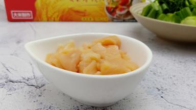 鸡胸肉切丝，加生抽、料酒盐适量，拌一下腌制10分钟入味。