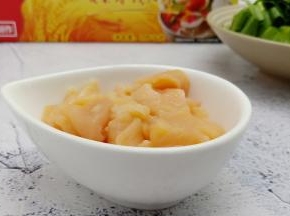 鸡胸肉切丝，加生抽、料酒盐适量，拌一下腌制10分钟入味。