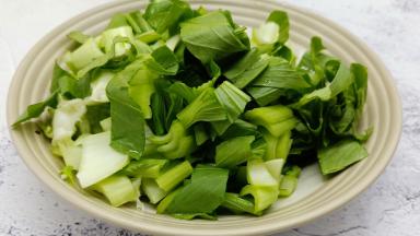 小青菜切小段。