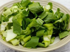 小青菜切小段。