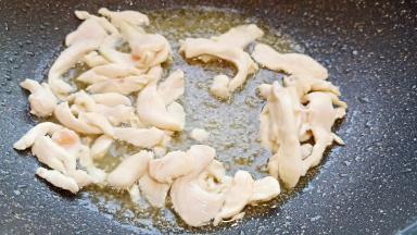 热锅热油下鸡胸肉翻炒变色。