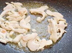 热锅热油下鸡胸肉翻炒变色。