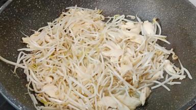 依次放入豆芽煸炒。