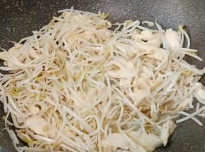 依次放入豆芽煸炒。