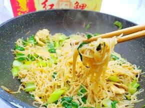 加生抽，适量的盐调味，炒至米线表面干爽就可以出锅了。