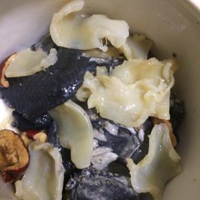 花胶、乌鸡和红枣放入炖盅，加适量开水隔水炖2个小时，枸杞在汤好的前15分钟放进去，怕腥的可以放两片姜。