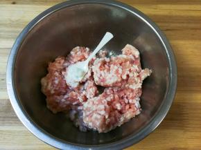 盆中放入肉糜，一小勺盐