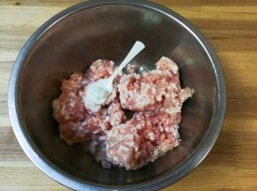 盆中放入肉糜，一小勺盐