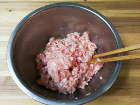 顺时针搅拌均匀至有粘性