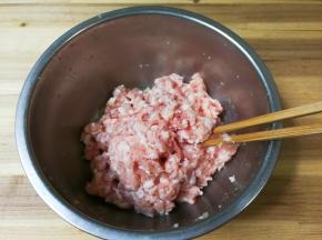 顺时针搅拌均匀至有粘性