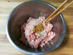 放入适量十三香