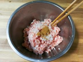 放入适量十三香