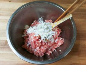 放入五尖勺玉米淀粉