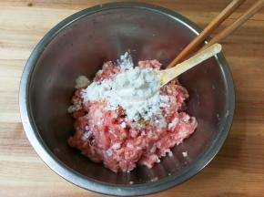 放入五尖勺玉米淀粉