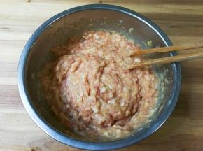 放入适量清水顺时针搅拌均匀至有粘性的肉糊，放入冰箱冷藏静置一小时