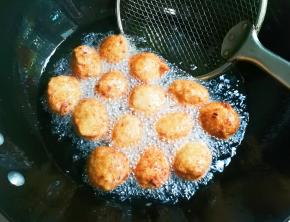 中途用漏勺勤翻动肉圆，使肉圆每一个面都炸至金黄