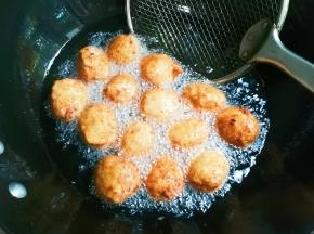 中途用漏勺勤翻动肉圆，使肉圆每一个面都炸至金黄