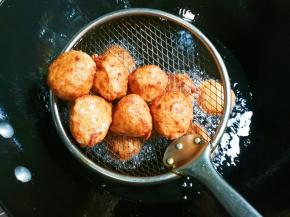 用漏勺捞出来沥掉油