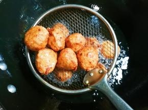 用漏勺捞出来沥掉油