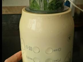 取几片青菜叶洗干净，放到九阳料理机，加一点点水打到细腻，然后过滤，称10克青菜泥备用。