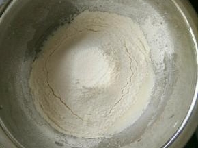 玉米油和牛奶混合，搅打至乳化。然后筛入低筋面粉，翻拌均匀。