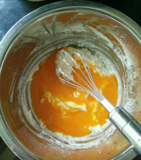 接着加入蛋黄，翻拌至顺滑。
