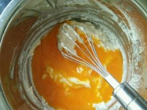 接着加入蛋黄，翻拌至顺滑。