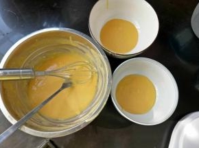 把蛋黄糊分成三份，称两份50克，然后剩下的是一份。