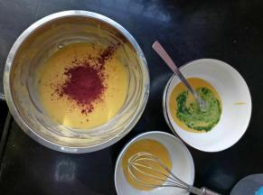 在一份50克的蛋黄糊里加入青菜泥和5克低筋面粉，翻拌均匀。另一份50克是原味的，什么都不用加，然后剩下的那份加入红曲粉，也一样翻拌均匀。