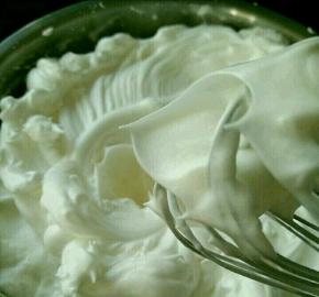 蛋清加入几滴醋，用打蛋器开始打发。白糖分三次加入。打到有粗泡时加入三分之一白糖，泡沫细腻时加入剩下的二分之一，等到有纹路时加入剩下的白糖。一直打到干性泡发，提起打蛋器有小而直的角就可以了。