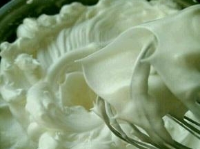 蛋清加入几滴醋，用打蛋器开始打发。白糖分三次加入。打到有粗泡时加入三分之一白糖，泡沫细腻时加入剩下的二分之一，等到有纹路时加入剩下的白糖。一直打到干性泡发，提起打蛋器有小而直的角就可以了。