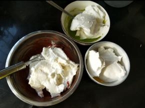 把蛋白糊分成四份，把其中两份分别加入绿色和原味的蛋黄糊，剩下的加入红色蛋黄糊里。