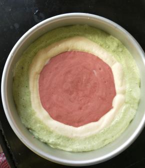 然后在模具中心加入红色蛋糕糊，每次放到和原味蛋糕糊平平的就可以。
重复原来的步骤，一直把蛋糕糊挤完，然后在垂直桌面上摔一下模具，震出里面气泡。这时候可以预热烤箱，上下130度。