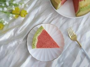 放到预热好的烤箱下层，上管120度下管110度，烤50分钟左右，出炉震一下后马上倒扣晾凉，然后徒手脱模。