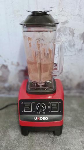 放入破壁机里打成泥。如果觉得干打不动，可以加一点点水。