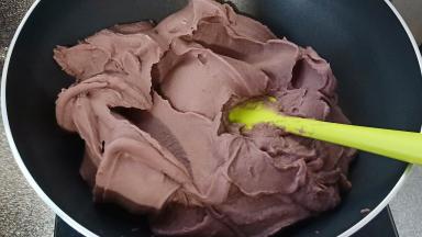 倒入不粘锅里。